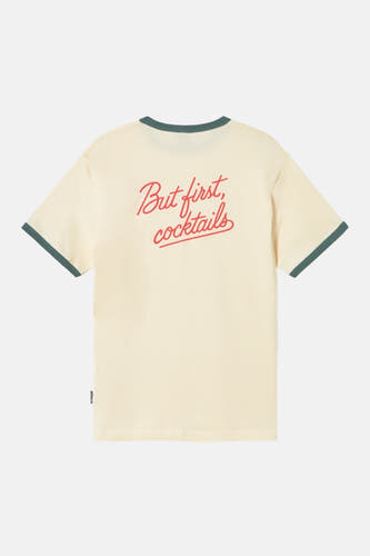 T-shirt écru à manches courtes de KAOTIKO, avec finition verte et imprimé rouge 'But first, cocktails'.