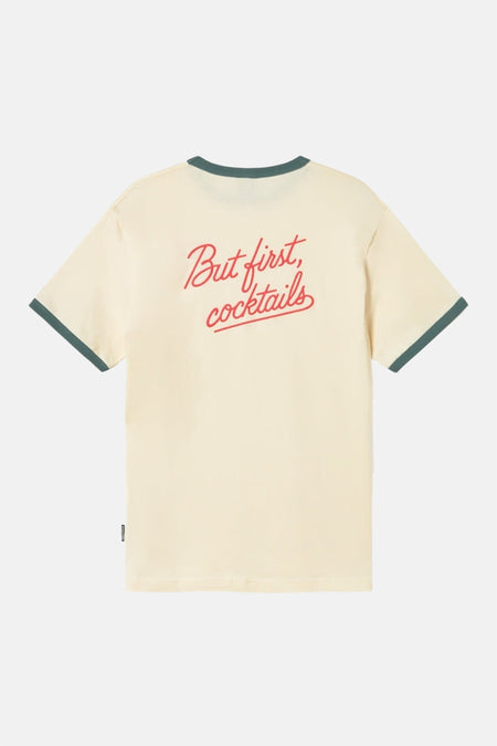 Ecru T-shirt met korte mouwen van KAOTIKO, met groene afwerking en rode 'But first, cocktails'-print.