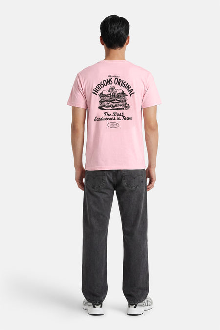 Roze T-shirt van KAOTIKO met een zwarte print op de rug van een grote sandwich en de tekst 'HUDSONS ORIGINAL'.
