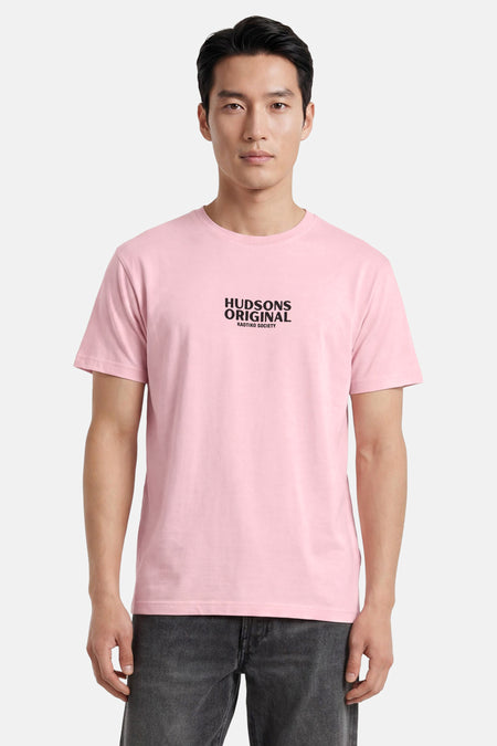 T-shirt rose à manches courtes de KAOTIKO avec imprimé texte noir 'HUDSONS ORIGINAL KAOTIKO SOCIETY' sur la poitrine.