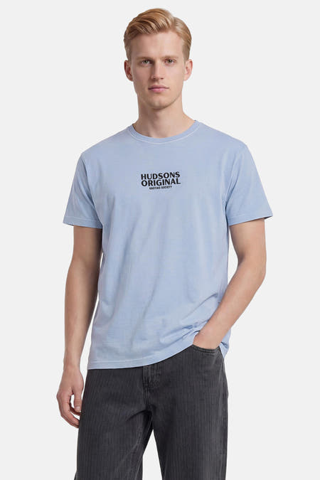 Lichtblauw T-shirt van KAOTIKO met korte mouwen en zwarte 'Hudsons Original Kaotiko Society' print op de borst.