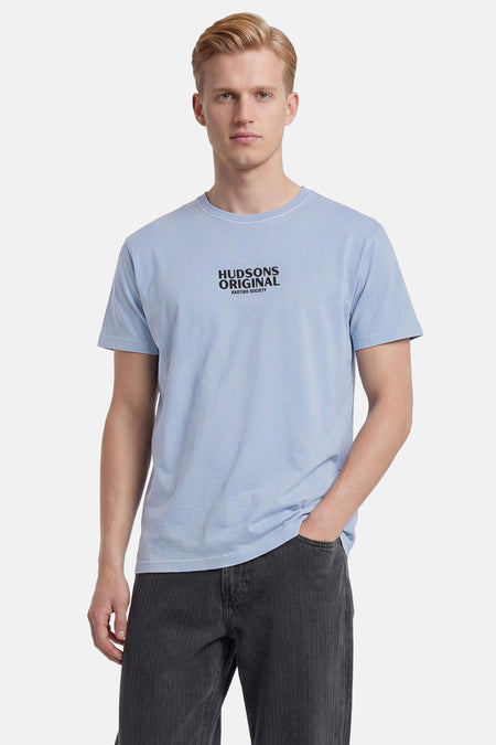 T-shirt bleu clair de KAOTIKO à manches courtes avec imprimé noir 'Hudsons Original Kaotiko Society' sur la poitrine.
