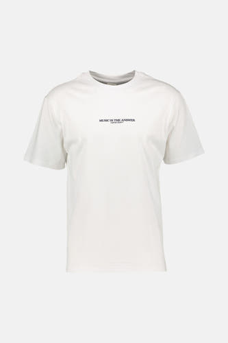 Wit T-shirt van KAOTIKO, met korte mouwen en een kleine zwarte tekstprint op de borst.