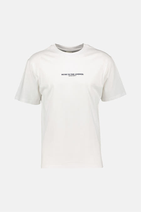 Wit T-shirt van KAOTIKO, met korte mouwen en een kleine zwarte tekstprint op de borst.