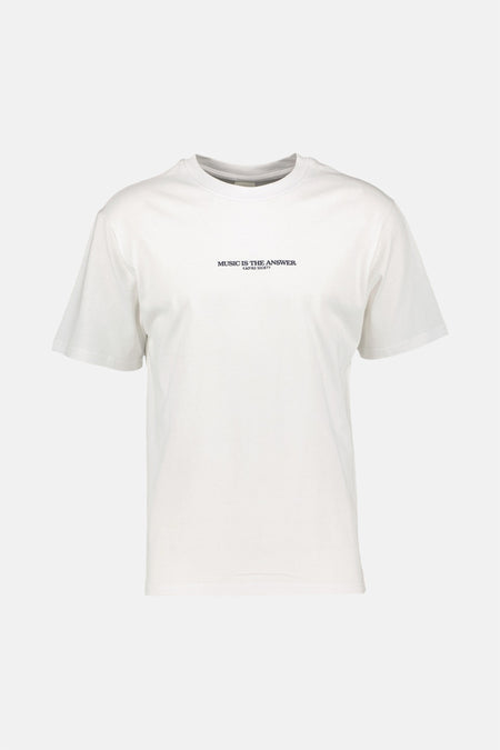 T-shirt blanc KAOTIKO, à manches courtes et avec un petit imprimé texte noir sur la poitrine.