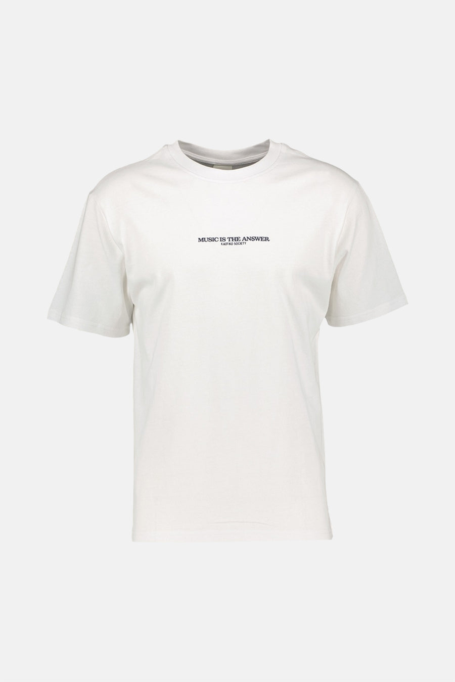 Wit T-shirt van KAOTIKO, met korte mouwen en een kleine zwarte tekstprint op de borst.