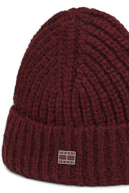 Rode muts van TOMMY JEANS, met een ribgebreide textuur en een rechthoekig merklogo.