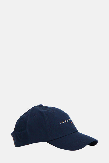 Blauwe pet van TOMMY JEANS, met witte merknaam geborduurd op de voorkant.
