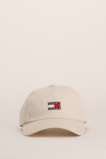 Ecru pet van Tommy Jeans met een klein logo op de voorkant.
