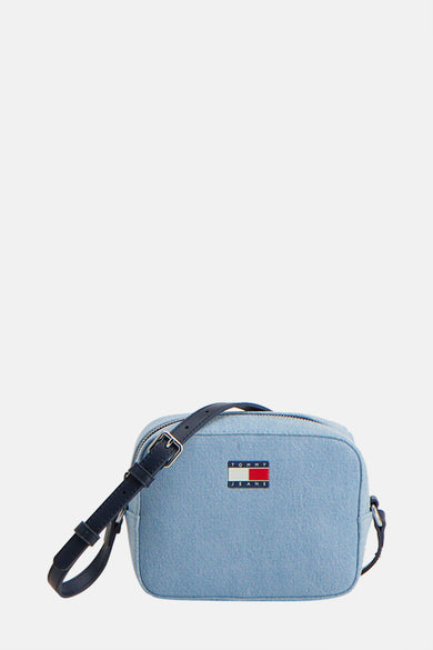 Lichtblauwe denim schoudertas van Tommy Jeans met verstelbare donkerblauwe schouderband en rits.
