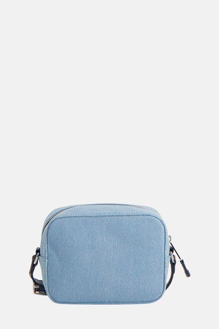 Lichtblauwe denim schoudertas van TOMMY JEANS, met zwarte band en zilveren details.