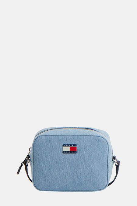 Lichtblauwe denim schoudertas van TOMMY JEANS, met rits en logo op de voorkant.