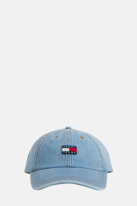 Lichtblauwe denim pet van TOMMY JEANS met logo-badge aan de voorkant.