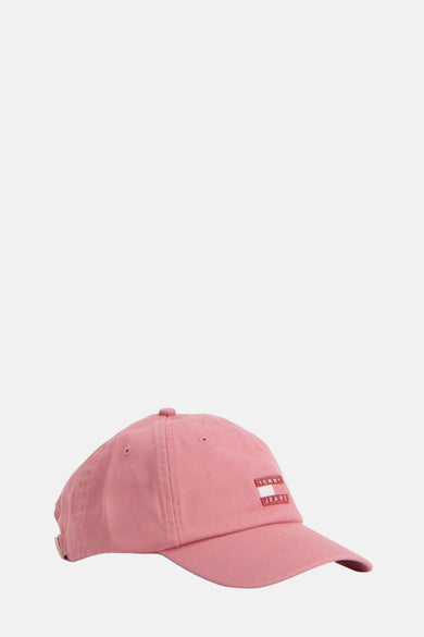 Roze pet van Tommy Jeans met logo-opdruk aan de zijkant, casual accessoire.
