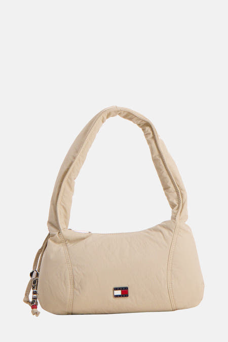 Beige schoudertas van TOMMY JEANS, met een ritssluiting en een TOMMY-bedel aan de zijkant.
