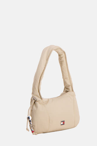 Beige schoudertas van Tommy Jeans met korte, gewatteerde schouderband en bedel met opschrift.
