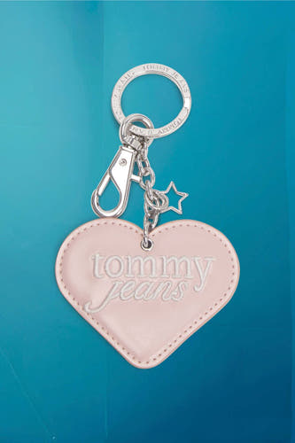 Porte-clés rose de TOMMY JEANS, avec des détails argentés comme une petite étoile et le nom de la marque en écriture cursive.