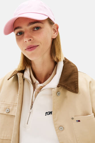 Roze pet van Tommy Jeans, met een geborduurd logo op de voorkant en een verstelbare band aan de achterkant.