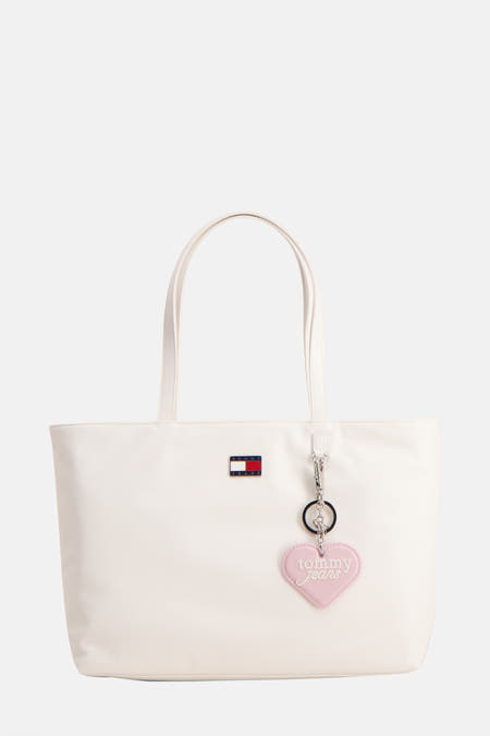 Witte schoudertas van TOMMY JEANS met hartvormige hanger en logo.