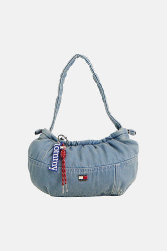 Blauwe denim schoudertas van TOMMY JEANS met ruches, logo-badge en kleurrijke sleutelhanger, front view