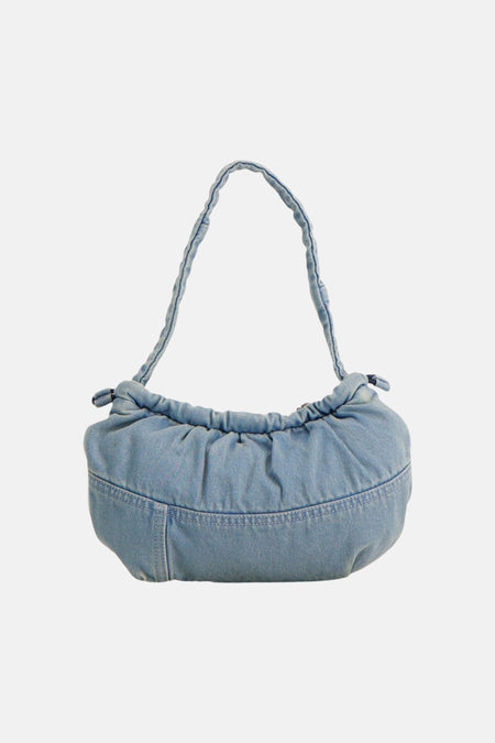 Blauwe denim schoudertas van TOMMY JEANS met gerimpelde bovenkant en gevlochten schouderband, front view