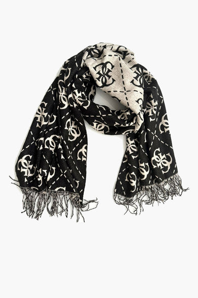 Châle d'hiver noir de Guess avec un motif de logo répétitif et des franges.