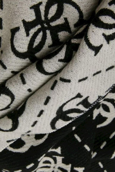 Chapeau d'hiver noir de Guess avec un motif logo reconnaissable et une texture.