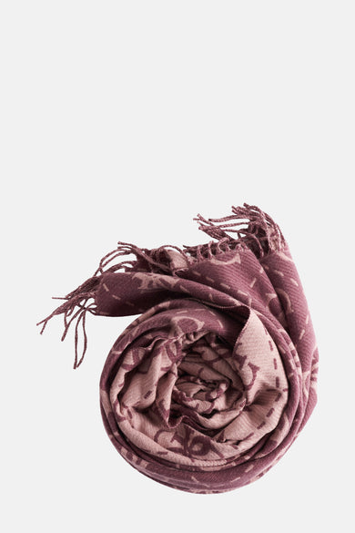Chapeau d'hiver rose de Guess avec un motif subtil et des franges aux extrémités.