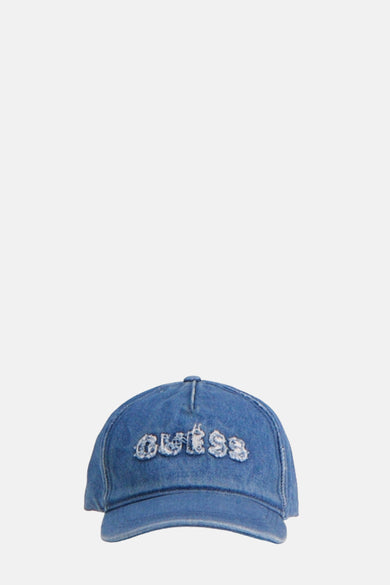 Middenblauwe denim pet van Guess met versleten letterdetail op de voorkant.
