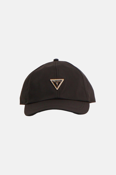 Casquette noire Guess avec un emblème logo triangulaire à l'avant.