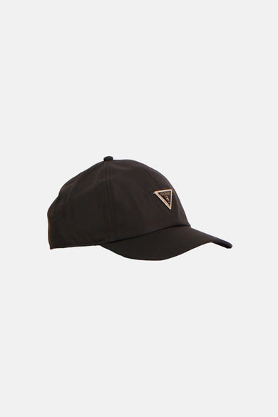 Zwarte pet van Guess, met een driehoekig logo op de voorkant.