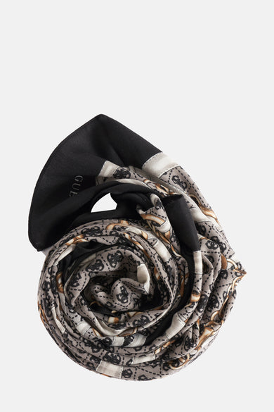 Châle noir de Guess, enroulé avec un motif gris et une bordure noire.