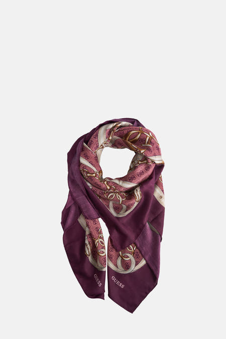 Multikleurige zomersjaal van Guess, met kettingpatroon en subtiele Guess-logo's.
