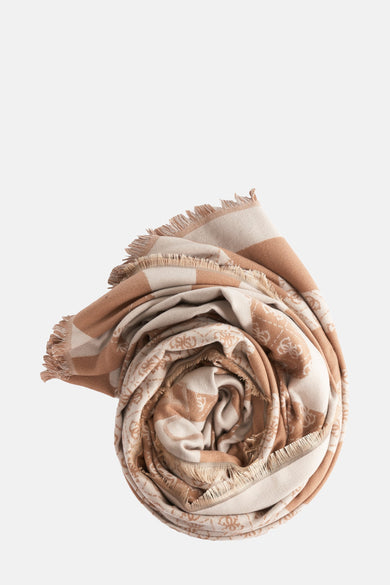 Écharpe d'hiver beige de Guess avec un motif et des franges, présentée roulée.