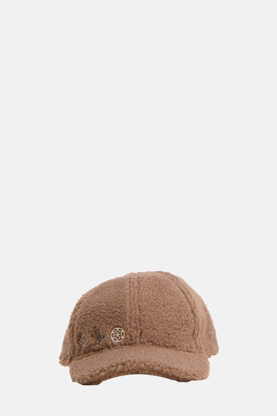 Chapeau beige de Guess avec des détails métalliques élégants à l'avant.