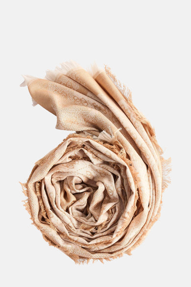Châle d'été marron de Guess, enroulé en spirale avec des bords frangés et un motif tissé.