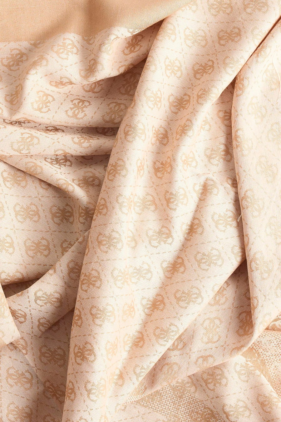 Bruine zomersjaal van Guess met een subtiel, all-over logo patroon en gedrapeerde textuur.