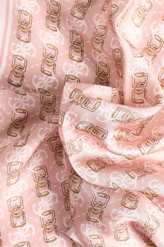 Écharpe rose de Guess avec un motif de pinces et de logos.