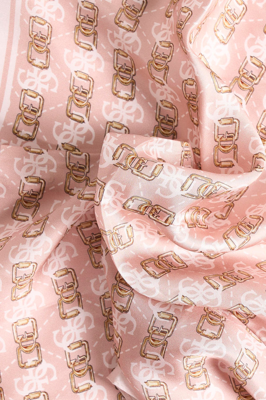 Roze sjaal van Guess met een patroon van gespen en logo's.