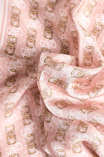 Roze satijnen sjaal met gouden gespen en logo's.
