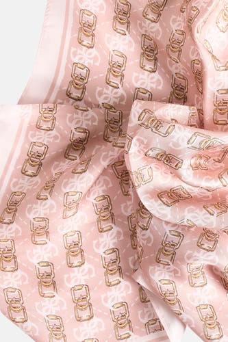 Roze zomersjaal van Guess, met gesp- en logo-patroon op een gladde, lichtroze achtergrond.
