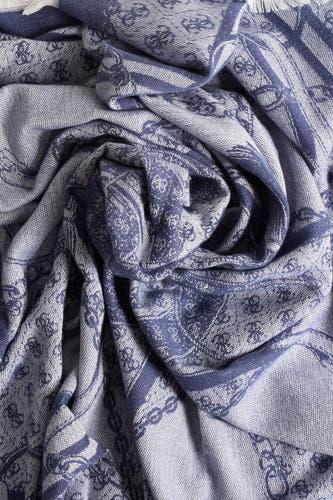 Blauwe wintersjaal van Guess met een gedetailleerd, ingewikkeld patroon in blauw-wit.