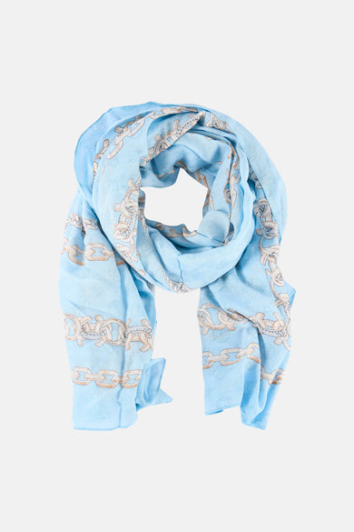 Blauwe zomersjaal van Guess met een kettingpatroon en decoratieve details.
