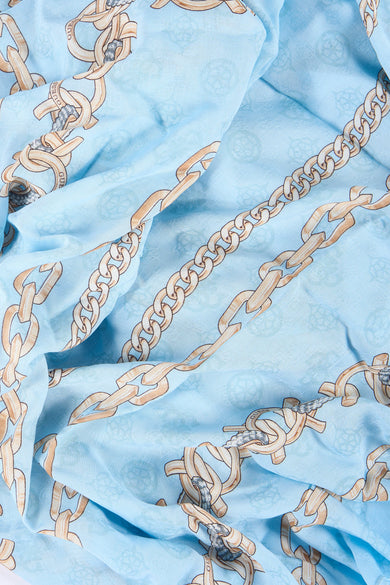 Blauwe zomersjaal van Guess® met een kettingprint en subtiele patroondetails.
