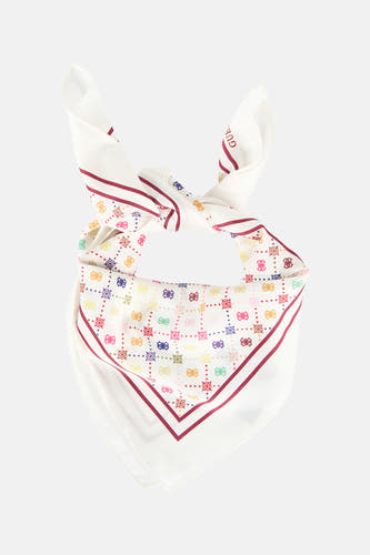 Multikleurige zomersjaal van Guess, met een meerkleurig logo-patroon en een bordeauxrode rand, geknoopt weergegeven.