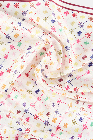 Écharpe d'été multicolore Guess avec un motif ludique de logos et de lignes pointillées.
