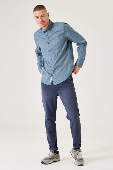 Blauw overhemd met lange mouwen van GARCIA, met subtiele golfpatronen, gecombineerd met donkerblauwe broek en grijze sneakers.