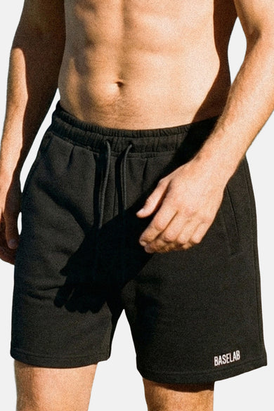 Zwarte katoenen shorts van BASELAB met elastische tailleband en trekkoord, zijaanzicht op model