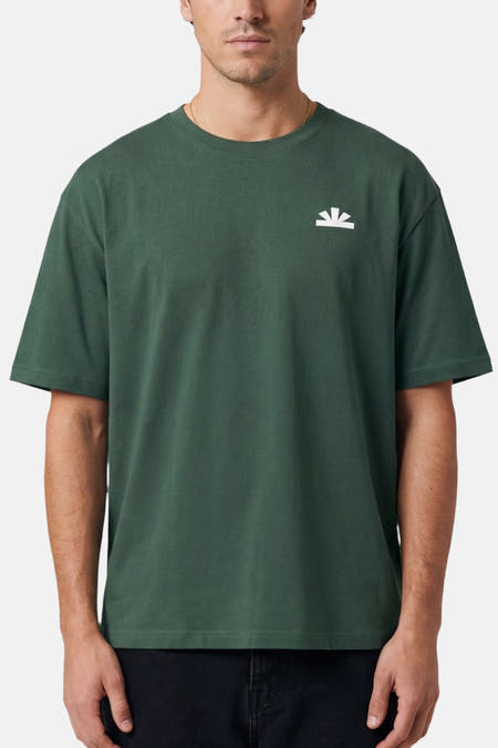 Groen T-shirt met korte mouwen van BASELAB, met een wit logo op de borst.