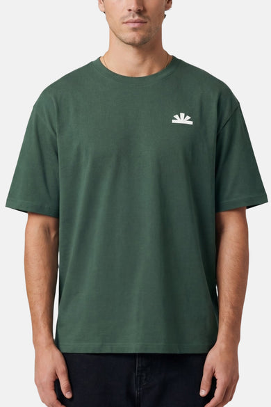 T-shirt BASELAB à manches courtes de couleur verte, avec un petit logo blanc sur la poitrine.